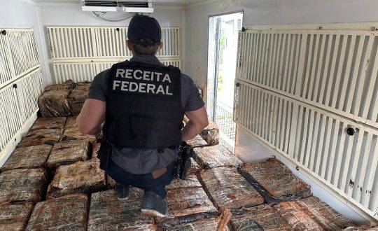 Droga era transportada em um caminhão de empresa de pneus