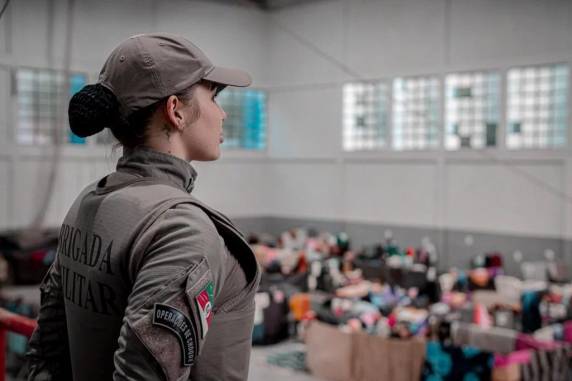 Segurança pública recebeu reforço de outros Estados e da Força Nacional para coibir crimes como saques em áreas atingidas pela enchente. Uma das preocupações neste momento é em manter protegidas pessoas que estão retornando para casa após a água baixar.