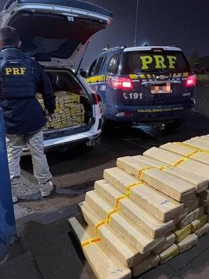 Segundo a PRF, a droga tinha como destino a região de Porto Alegre