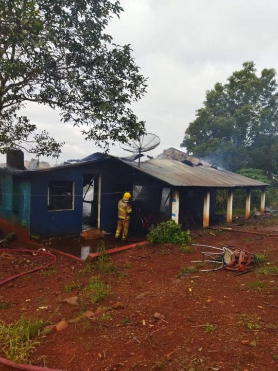 Segundo informou o Corpo de Bombeiros não havia ninguém no interior da casa, no momento do sinistro