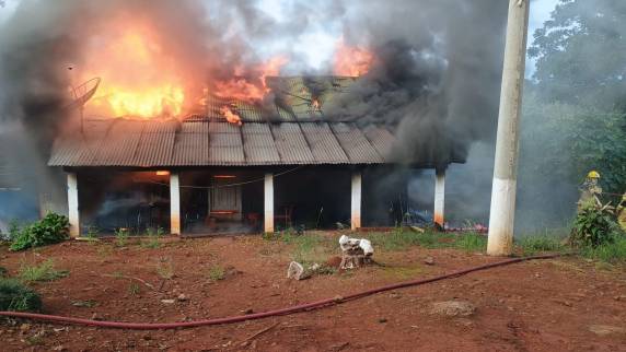 Segundo informou o Corpo de Bombeiros não havia ninguém no interior da casa, no momento do sinistro