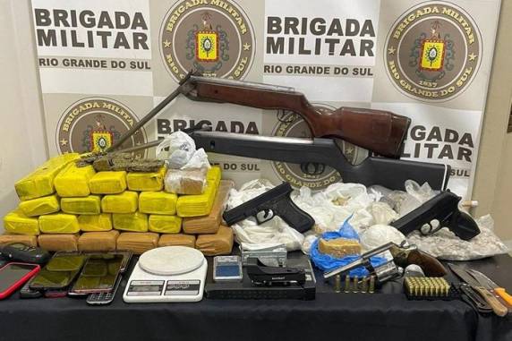 Na ocorrência, também foram localizadas espingardas de pressão, munições e balanças de precisão