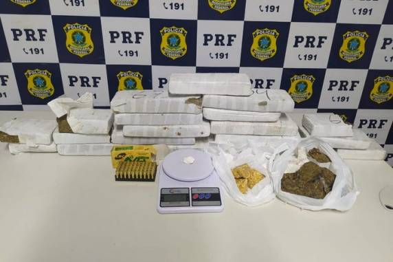 Ao todo, aproximadamente 10 quilos de maconha foram encontrados em um depósito no município
