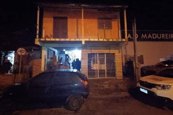 Residência foi invadida por criminosos, que questionaram outros moradores até chegar na vítima