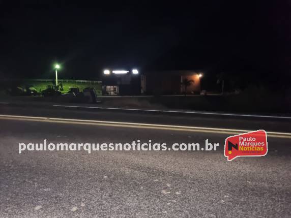 Motorista tomba caminhão durante manobra na lateral da BR-472, em Boa Vista do Buricá - foto 3