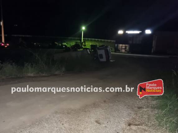 Motorista tomba caminhão durante manobra na lateral da BR-472, em Boa Vista do Buricá - foto 2