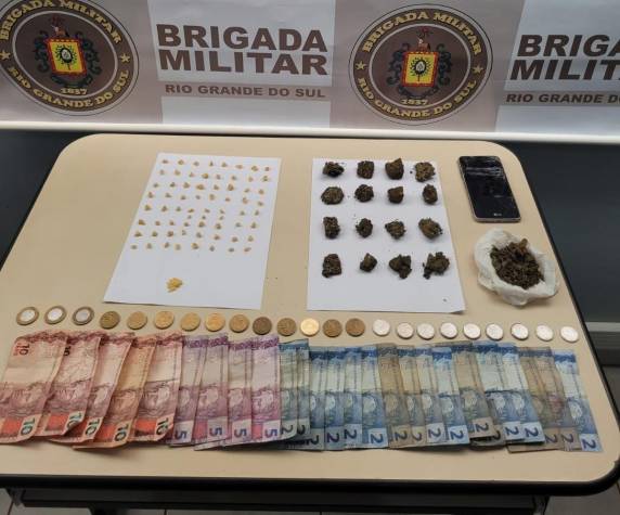 A equipe do policiamento tático recebeu informações de populares, que local conhecido como ?Buraco da Getúlio?, havia um indivíduo com certas características fazendo a venda de entorpecentes.