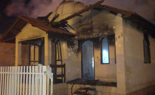 O criminoso teria jogado gasolina nas pessoas e depois na casa para então atear fogo