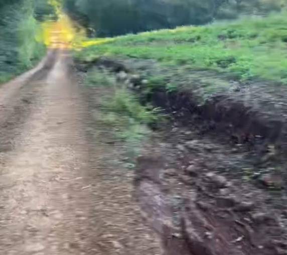 Veículo cai em valeta na estrada de Lajeado Lambedor em Três de Maio - foto 3