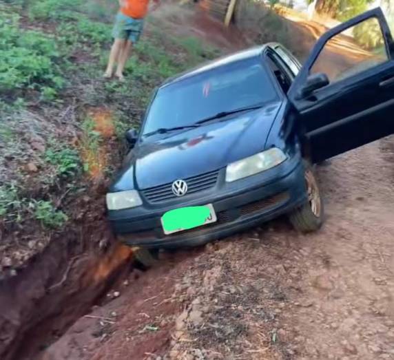 Veículo cai em valeta na estrada de Lajeado Lambedor em Três de Maio - foto 2