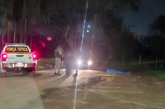 Vítima, que foi localizada em frente ao Parque de Exposições Wanderley Burmann, foi identificada como Giely da Silva