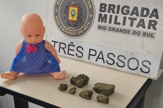 Brinquedo estava embrulhado para presente e suspeita disse não ter conhecimento do conteúdo da embalagem