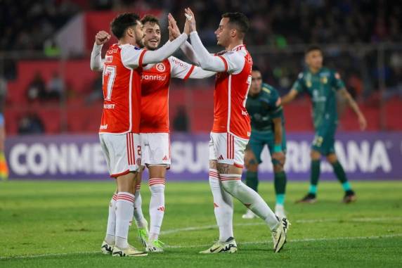 Colorado contou com gols de Bruno Gomes e Alario para somar três pontos fora de casa