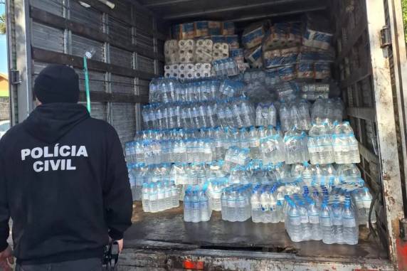 Os envolvidos estão proibidos de frequentar os abrigos e locais oficiais de distribuição de donativos a vítimas da enchente; eles poderão ser indiciados por peculato e associação criminosa
