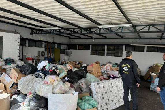 Os envolvidos estão proibidos de frequentar os abrigos e locais oficiais de distribuição de donativos a vítimas da enchente; eles poderão ser indiciados por peculato e associação criminosa