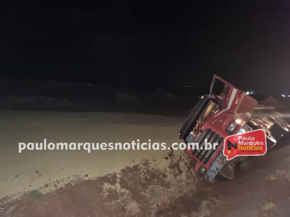 O tombamento ocorreu na terceira faixa da rodovia em frente a indústria São José