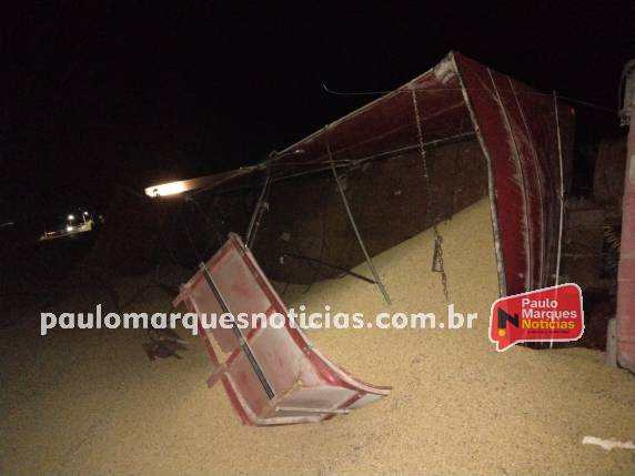 Carreta com carga de grãos de soja tomba na lateral da BR 472, em Três de Maio - foto 5