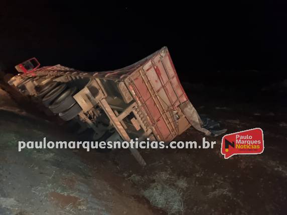 Carreta com carga de grãos de soja tomba na lateral da BR 472, em Três de Maio - foto 3