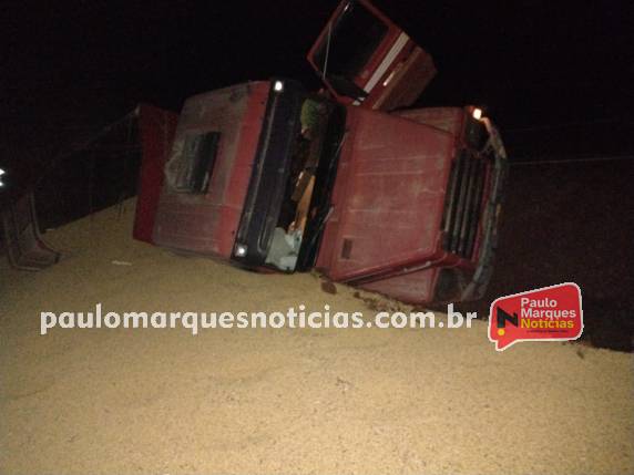 Carreta com carga de grãos de soja tomba na lateral da BR 472, em Três de Maio - foto 2