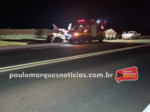 Carreta com carga de grãos de soja tomba na lateral da BR 472, em Três de Maio - foto 4