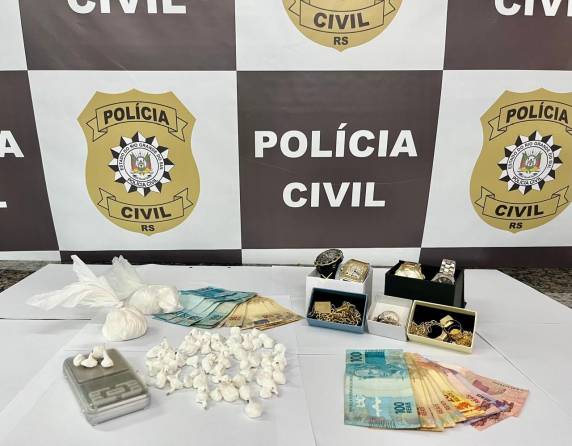 Além da droga, foi apreendida no local uma motocicleta com as numerações de chassi e motor suprimidas.