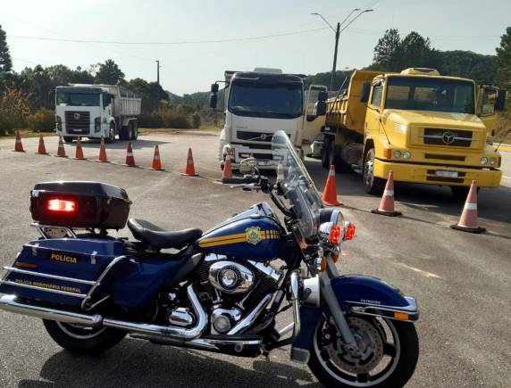 Quase 37 toneladas de excesso são flagradas na BR-282 em Rancho Queimado - foto 2