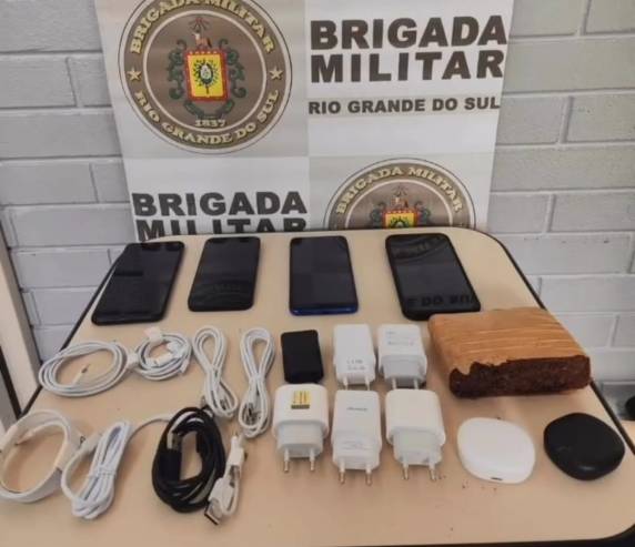 O homem foi autuado em flagrante na Delegacia de Polícia