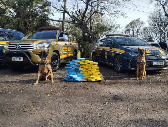 Casal de paraguaios e uma mulher foram presos transportando mais de 50 Kg de cloridrato de cocaína. Uma criança de 3 anos, filha do casal, também estava no veículo.