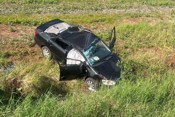 Ela era caroneira de um carro que saiu da pista e capotou