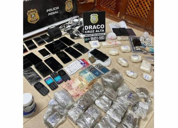 Fundo falso estava em uma cela da casa prisional e mantinha 3kg de maconha e 1,5kg de cocaína
