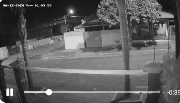 Ninguém ficou ferido. A Polícia Civil investiga o caso.