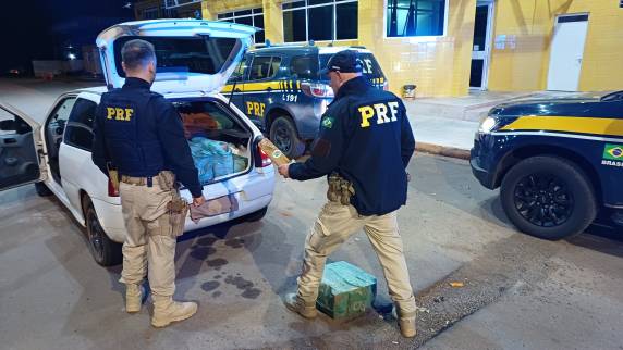 Os policiais realizavam ação de enfrentamento ao crime quando abordaram um Gol com placas de Teutônia/RS.