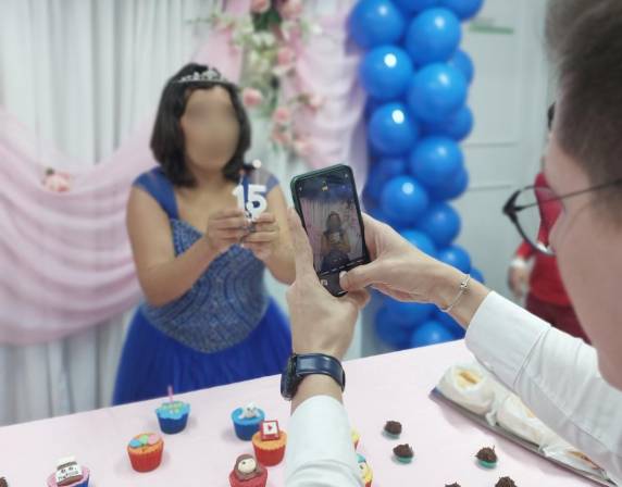 Entre os convidados, estavam os pacientes da Unidade, tão ansiosos e felizes quanto a aniversariante.