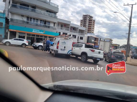 Acidente com danos materiais na rotula Willy Berckert, no Centro de Três de Maio - foto 2