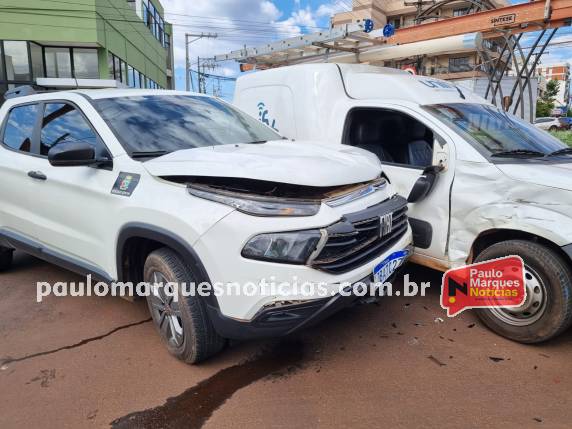 Acidente com danos materiais na rotula Willy Berckert, no Centro de Três de Maio - foto 4