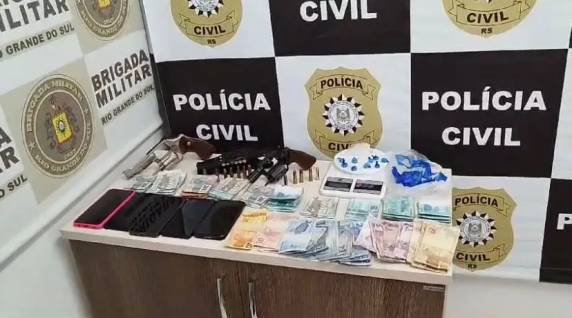 Polícia encontrou armas, dinheiro e drogas com os suspeitos