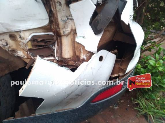 Automóvel estacionado é atingido por caminhonete no bairro Glória, em Três de Maio - foto 4
