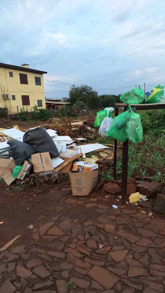 Pedaços de móveis e outros materiais estão há três semanas na rua São Gabriel, em Três de Maio - foto 2