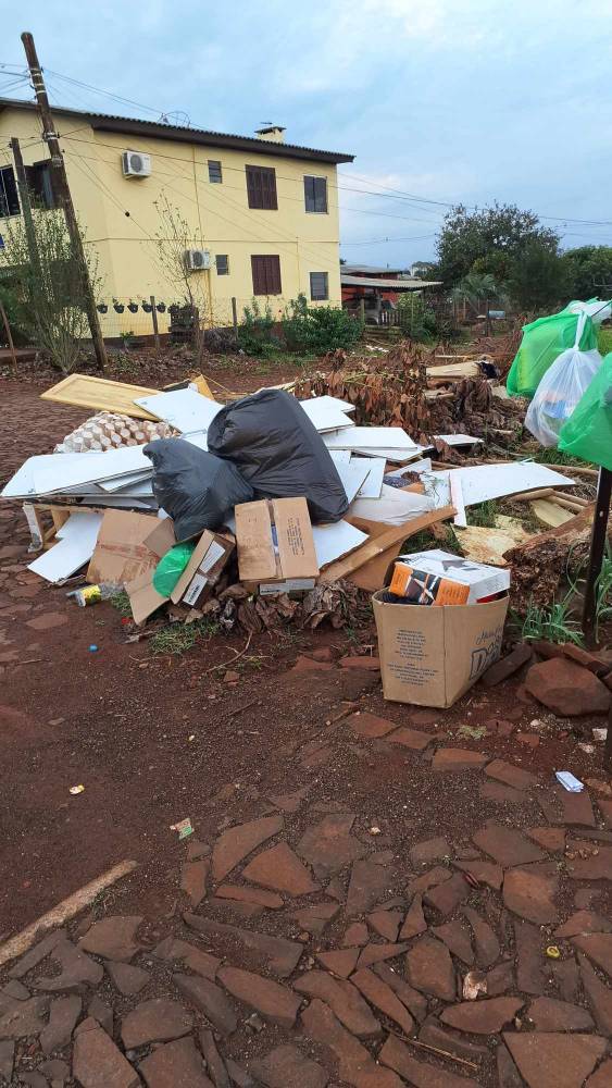 Pedaços de móveis e outros materiais estão há três semanas na rua São Gabriel, em Três de Maio - foto 3