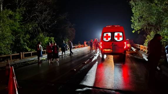 Veículo tomba em cima de uma ponte na RS-155 e quatro pessoas ficaram feridas, em Ijuí - foto 4