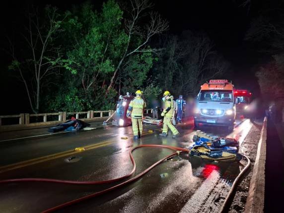 Veículo tomba em cima de uma ponte na RS-155 e quatro pessoas ficaram feridas, em Ijuí - foto 2