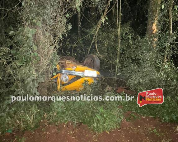 Saída de pista seguida de capotagem de Fusca deixa três jovens feridos na BR-472 em Três de Maio - foto 2