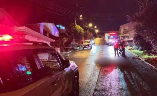 A vítima de 20 anos foi encontrada morta na rua após levar tiros