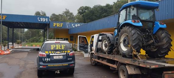 O motorista informou que iria transportar o trator até Chapecó/SC, porém não apresentou nota fiscal nem documento de comprovação de propriedade do bem.