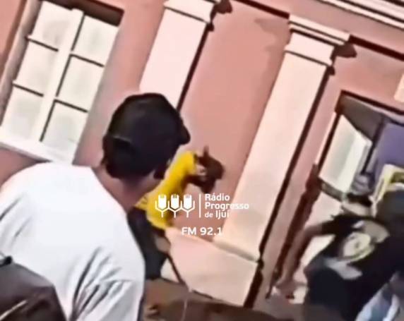 Cenas da confusão entre homens pilchados e comerciante circulam nas redes sociais; episódio foi registrado na delegacia