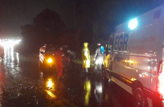 Acidente de trânsito envolvendo três veículos na ERS-135, em Coxilha - foto 3