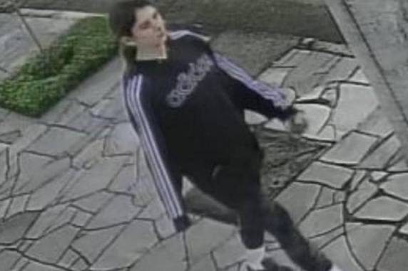 Alessandra Dellatorre, 29 anos, sumiu em 16 de julho de 2022 ao sair de casa para fazer uma caminhada. Família e polícia se envolveram nas buscas. Os restos mortais foram localizados há cerca de duas semanas num terreno junto a uma área militar, em Sapucaia do Sul. Não foram detectados, até o momento, sinais de violência no corpo