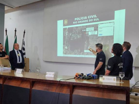 Alessandra Dellatorre, 29 anos, sumiu em 16 de julho de 2022 ao sair de casa para fazer uma caminhada. Família e polícia se envolveram nas buscas. Os restos mortais foram localizados há cerca de duas semanas num terreno junto a uma área militar, em Sapucaia do Sul. Não foram detectados, até o momento, sinais de violência no corpo