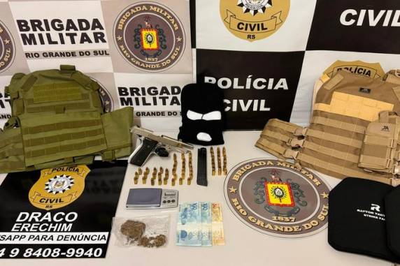 Investigados, de 26 e 35 anos, estavam sendo monitorados pelos policiais; com eles, foram encontrados coletes balísticos, porções de maconha, balança de precisão e uma pistola, entre outros materiais