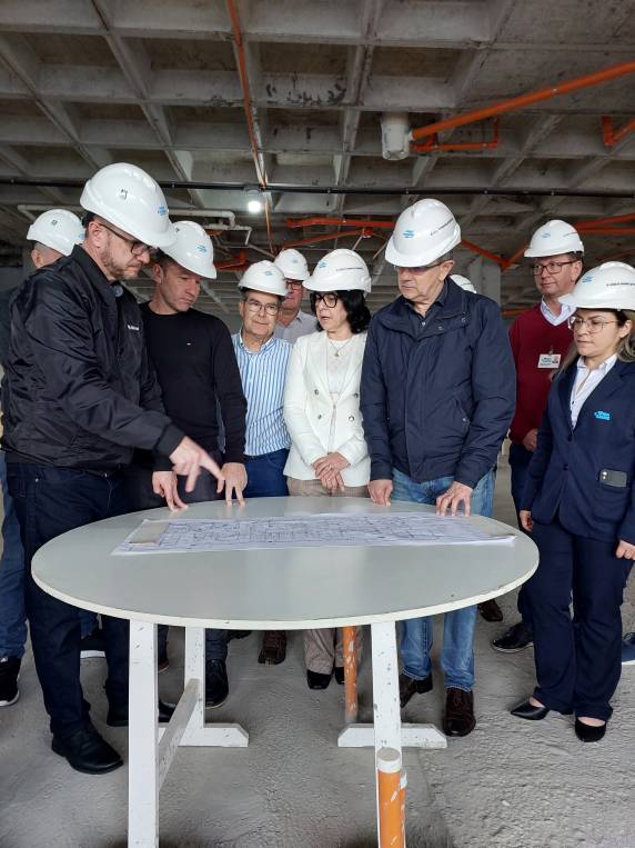 Recepcionado pelo presidente Sidnei Strejevitch, pelo conselheiro Elton Walker, pela diretora-geral Vanderli de Barros e por lideranças da administração do Hospital, o prefeito visitou setores do Hospital.